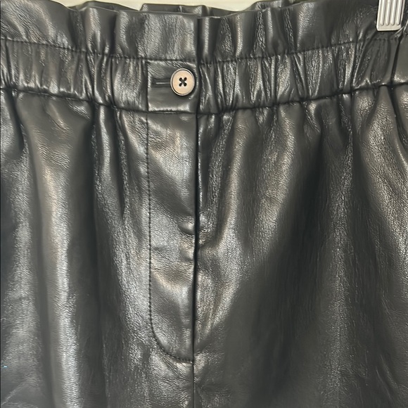 Wilfred Black High Waist Shorts Sleek Design - Picture 2 of 10